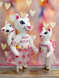 Именная игрушка мама кошка с кошечкой и малышом котенком