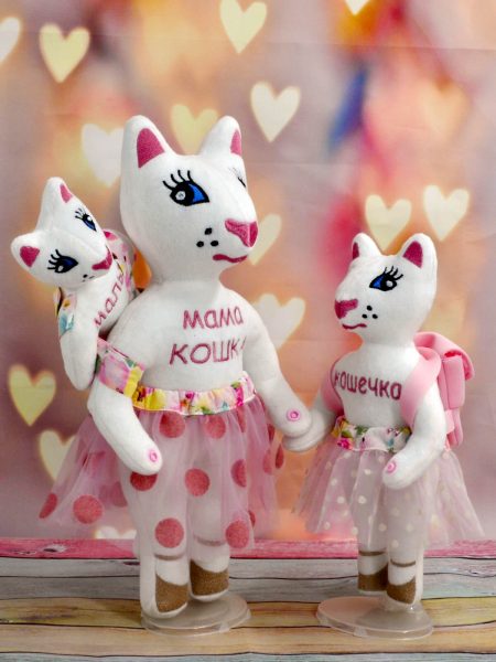 Именная игрушка мама кошка с кошечкой и малышом котенком