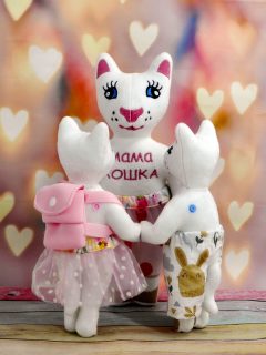 Именная игрушка мама кошка сцеплена с кошечкой и котенком